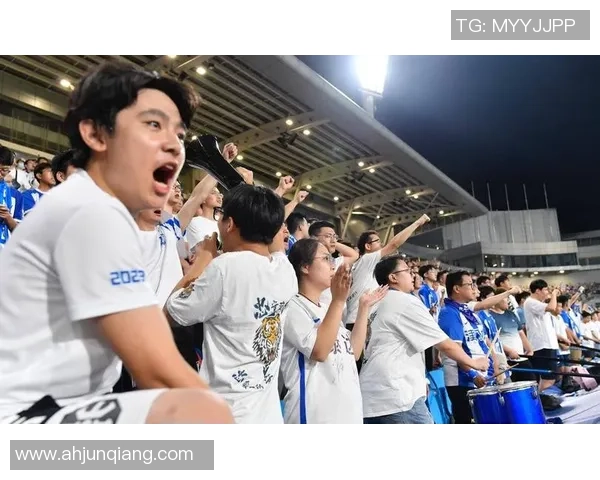 足球明星进球后浪漫求婚感动全场球迷见证爱的瞬间